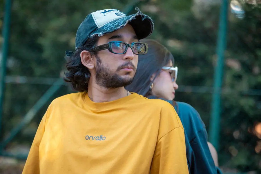 Orvello Monte hardal ve mavi tişört kombini